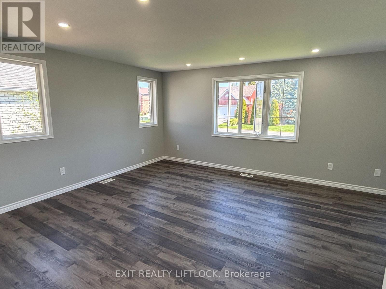 1018 Baker Street, Peterborough North (North), Ontario  K9H 7P8 - Photo 7 - X12147159