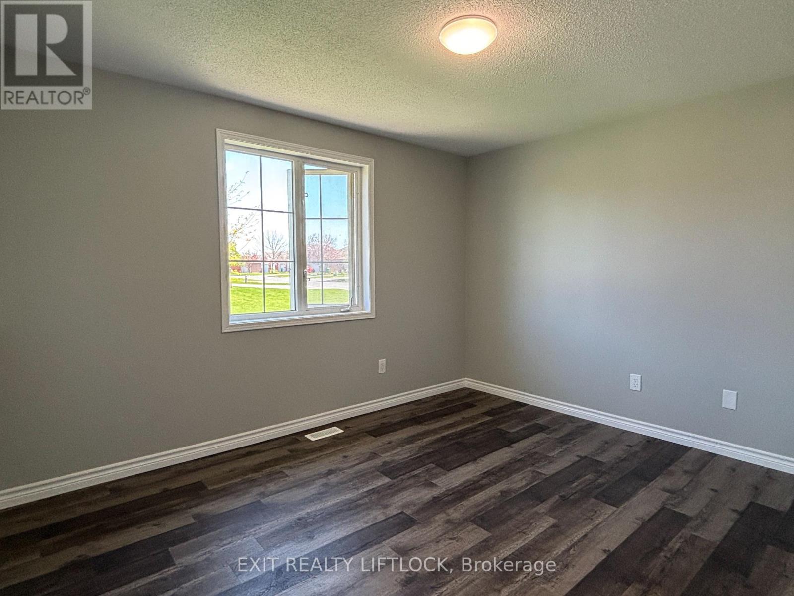 1018 Baker Street, Peterborough North (North), Ontario  K9H 7P8 - Photo 9 - X12147159