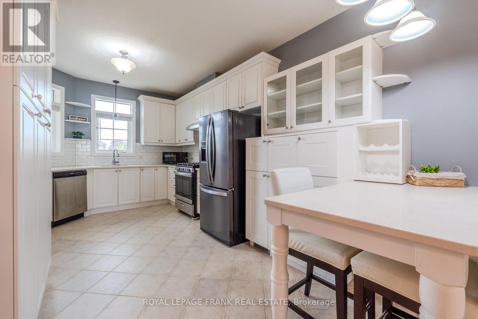 9 Eglington Street, Kawartha Lakes (Lindsay), Ontario  K9V 6K6 - Photo 5 - X12147941