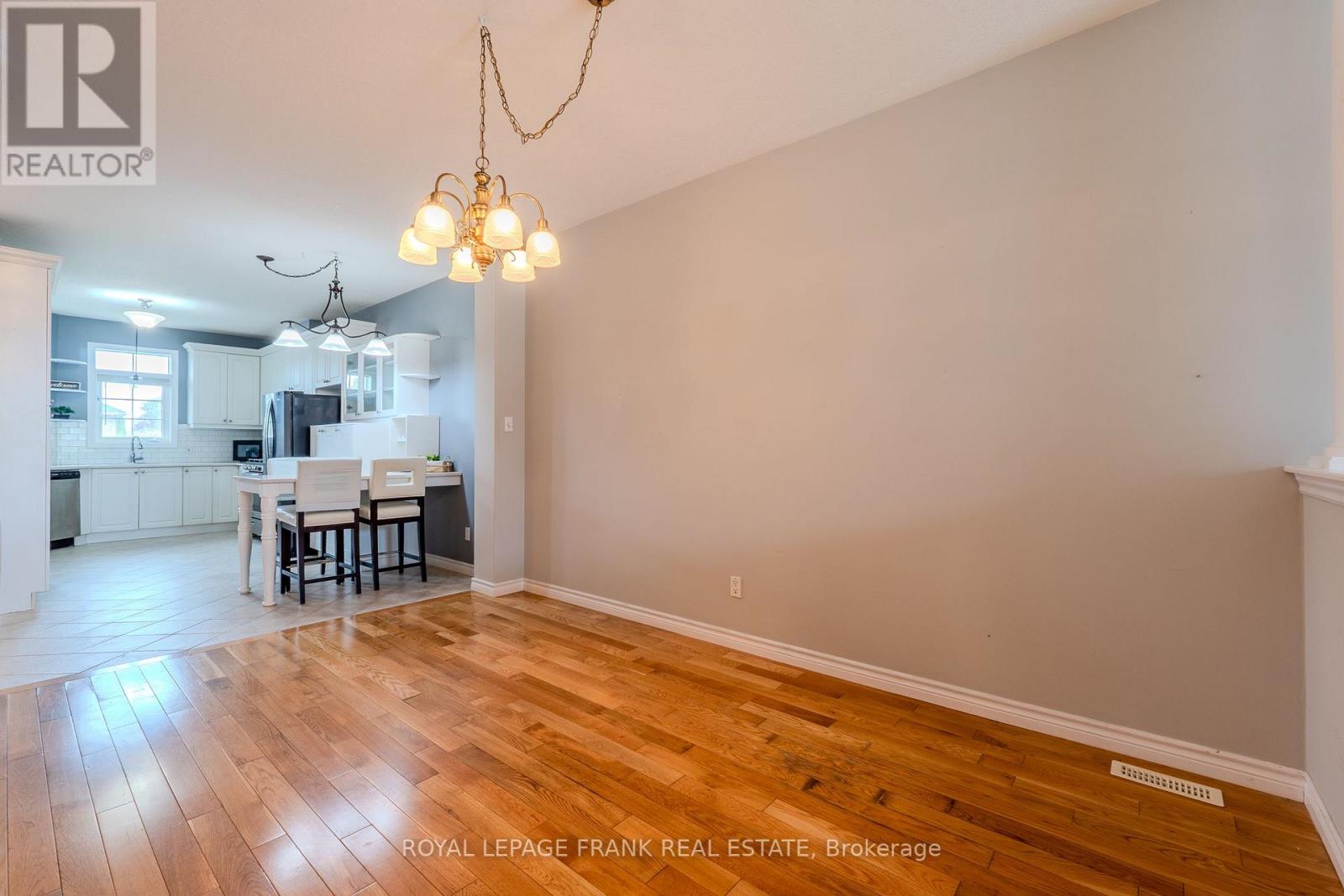 9 Eglington Street, Kawartha Lakes (Lindsay), Ontario  K9V 6K6 - Photo 9 - X12147941