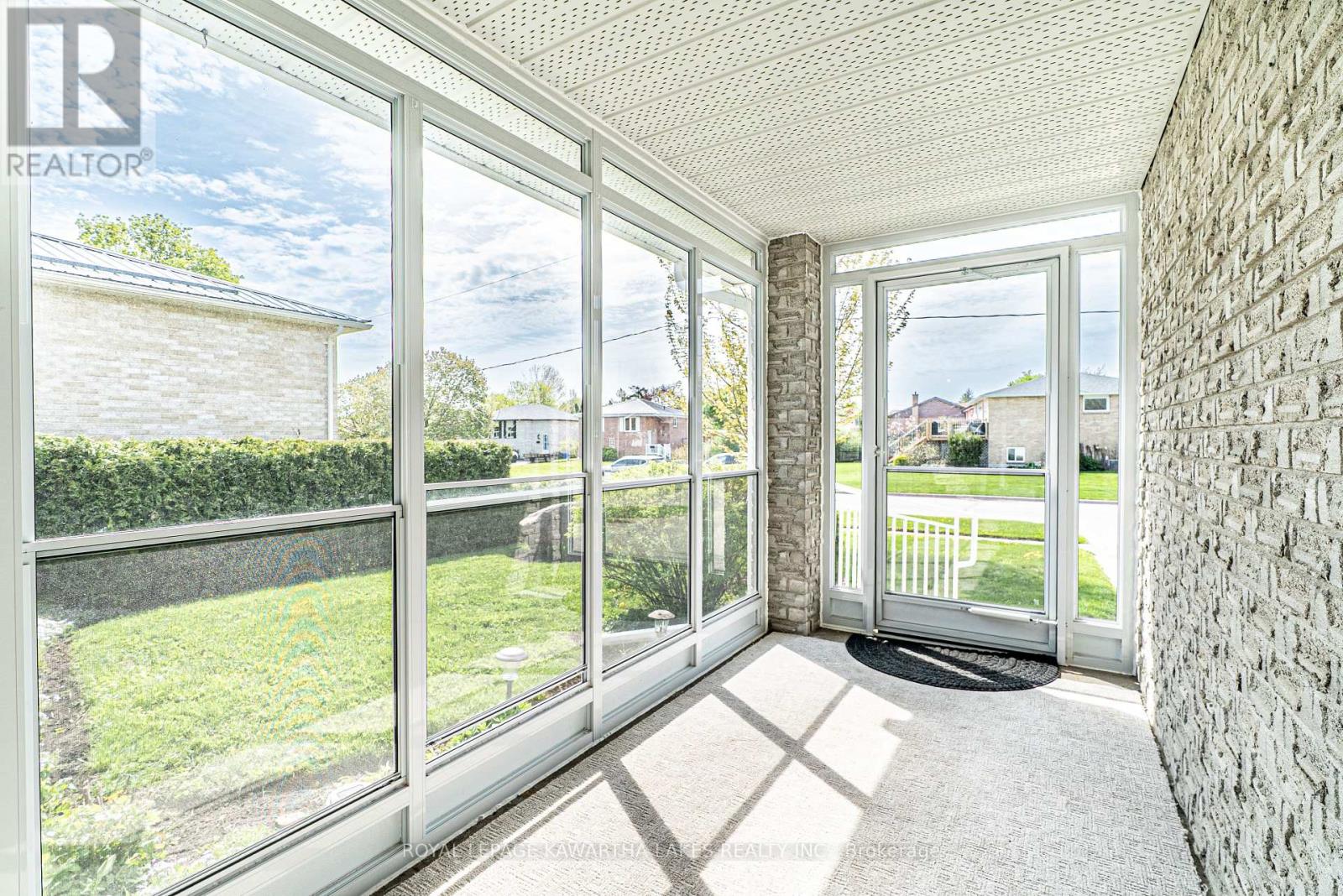 83 Lori Boulevard, Kawartha Lakes (Lindsay), Ontario  K9V 6V7 - Photo 9 - X12147974