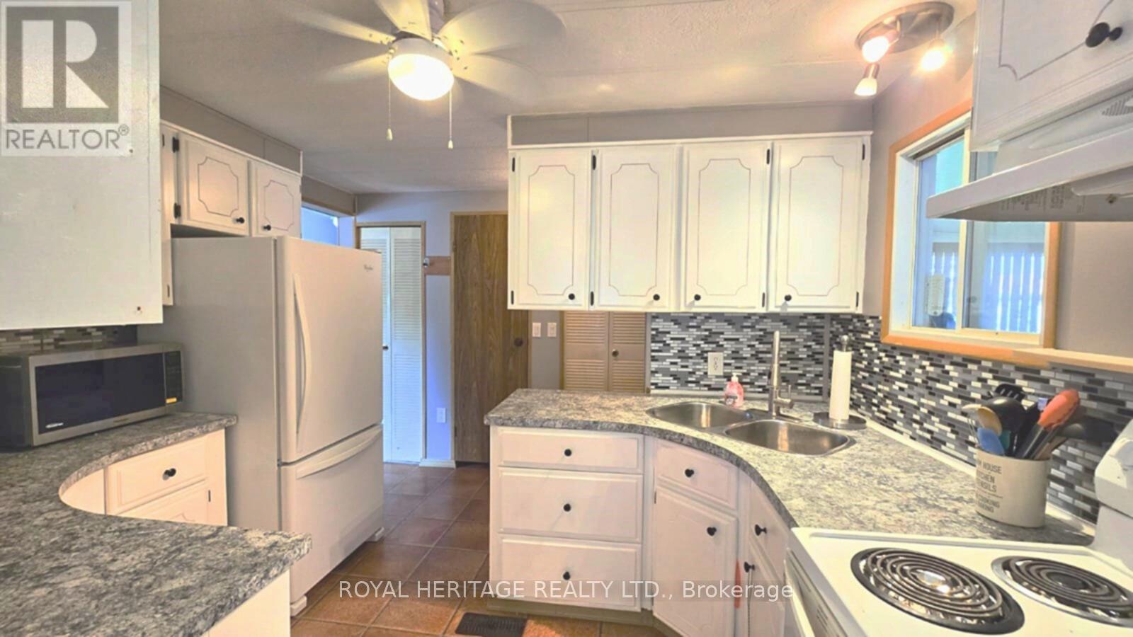 19 Park Street, Kawartha Lakes (Fenelon), Ontario  K9V 4R1 - Photo 9 - X12148165