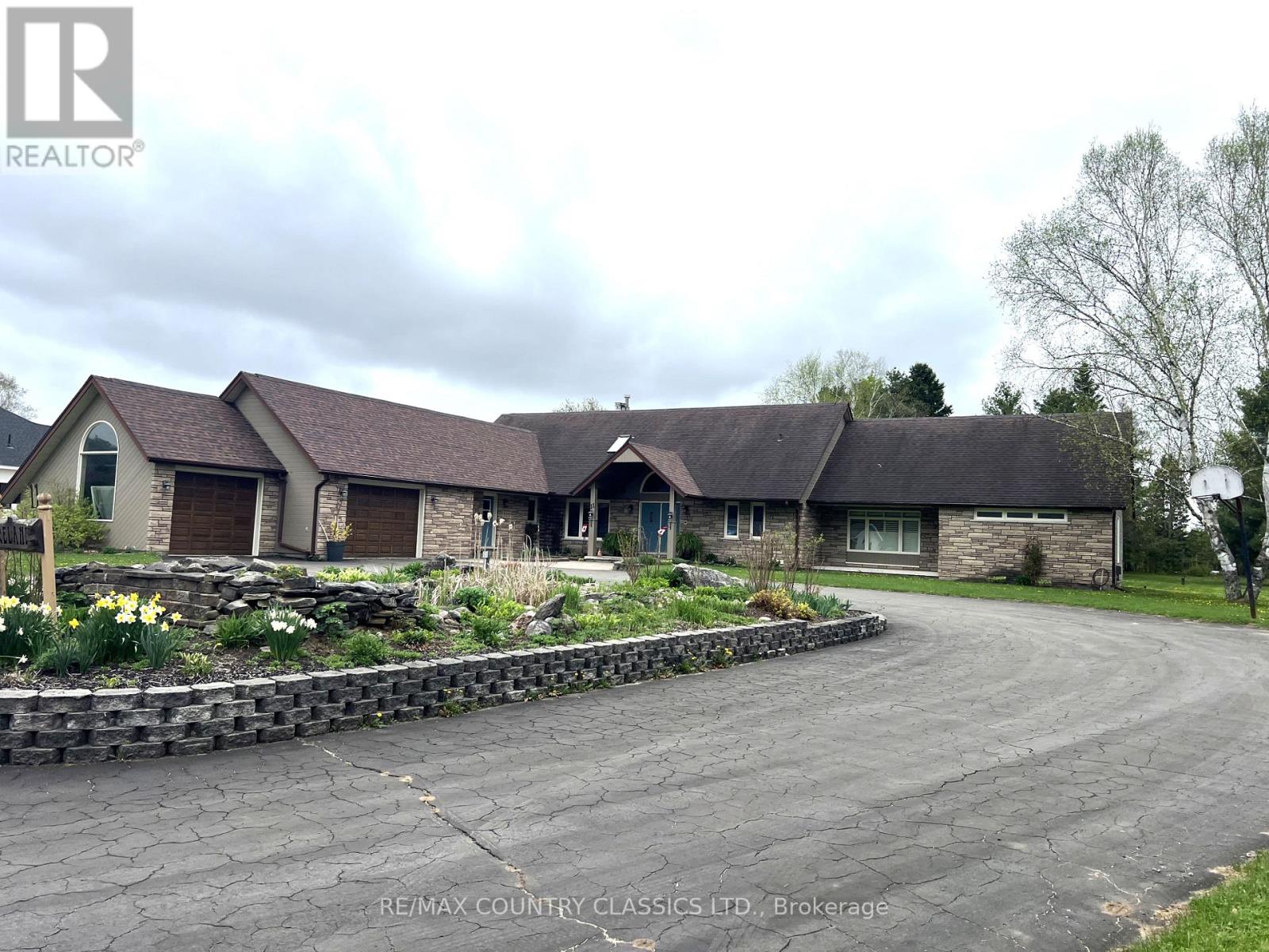 11 Golfview Drive, Bancroft (Bancroft Ward), Ontario  K0L 1C0 - Photo 2 - X12148612
