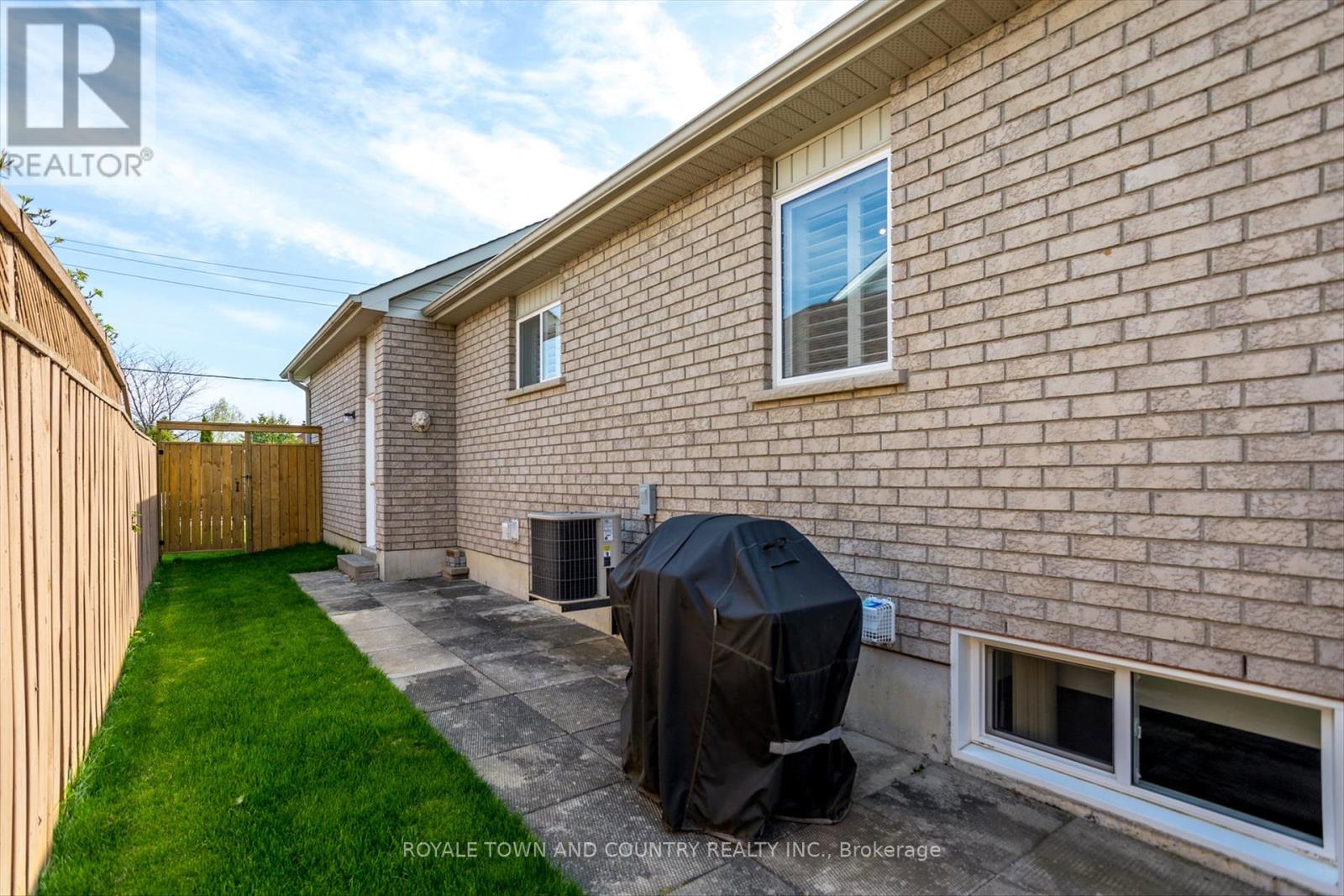 25 Sylvester Drive, Kawartha Lakes (Lindsay), Ontario  K9V 6E7 - Photo 36 - X12151136