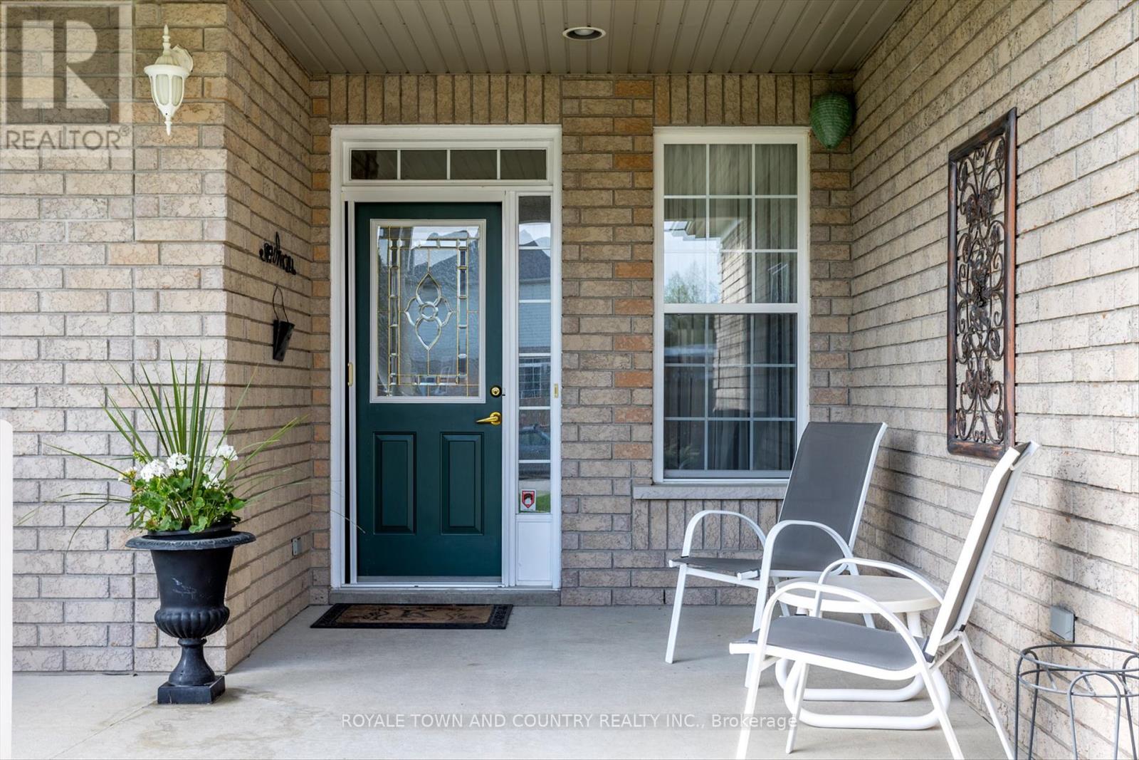 25 Sylvester Drive, Kawartha Lakes (Lindsay), Ontario  K9V 6E7 - Photo 4 - X12151136