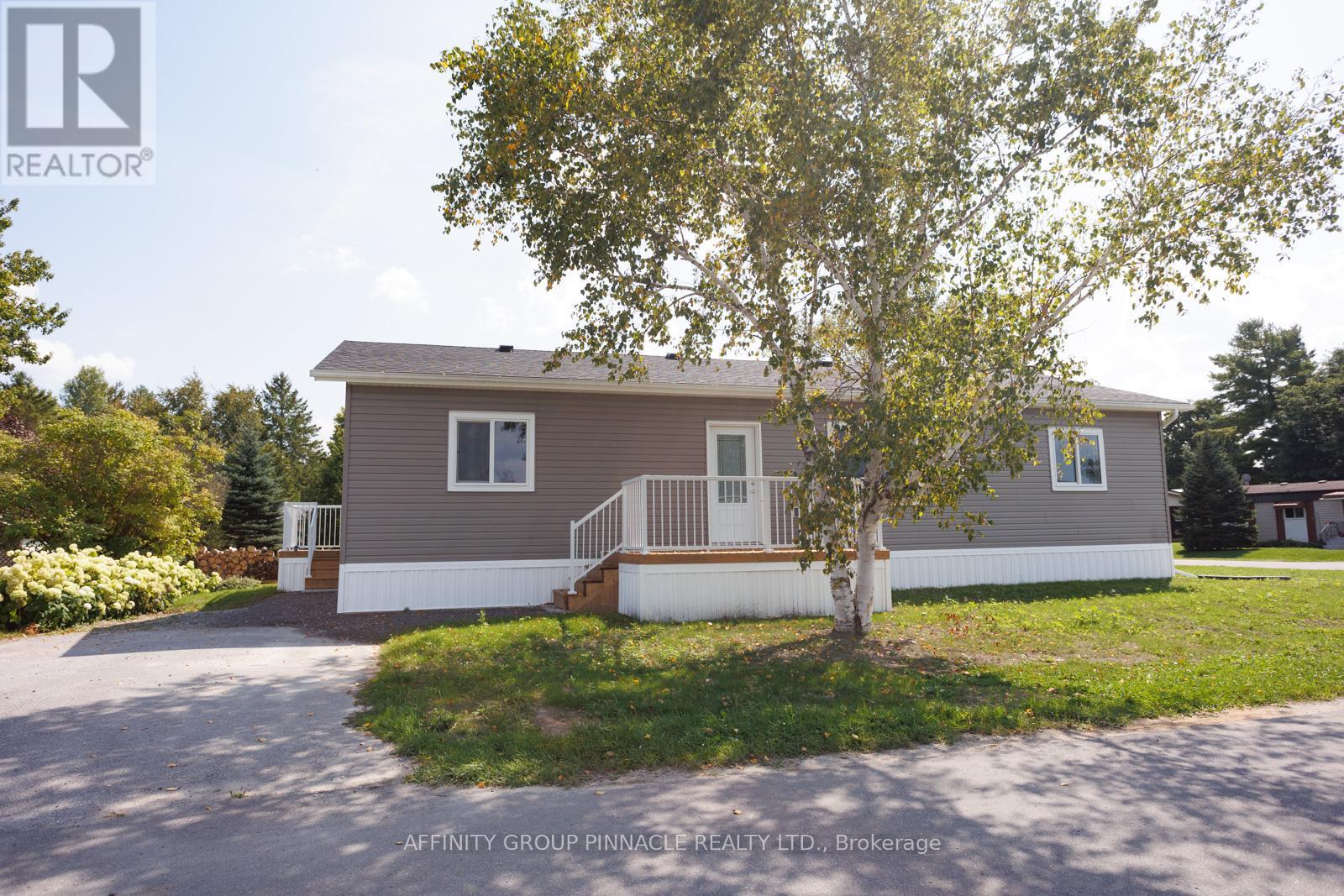 16 Park Street, Kawartha Lakes (Lindsay), Ontario  K9V 0H7 - Photo 2 - X12155415