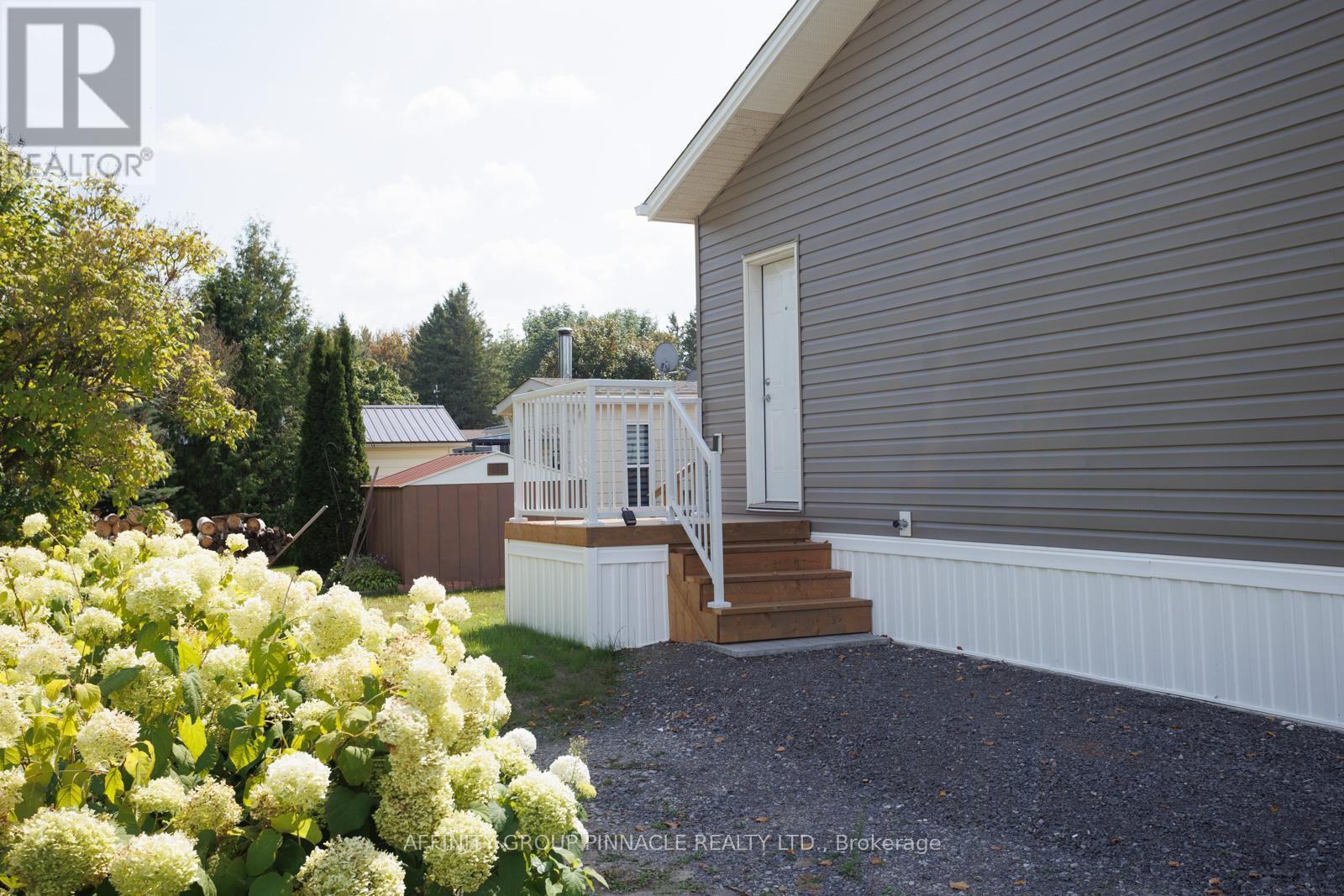 16 Park Street, Kawartha Lakes (Lindsay), Ontario  K9V 0H7 - Photo 4 - X12155415