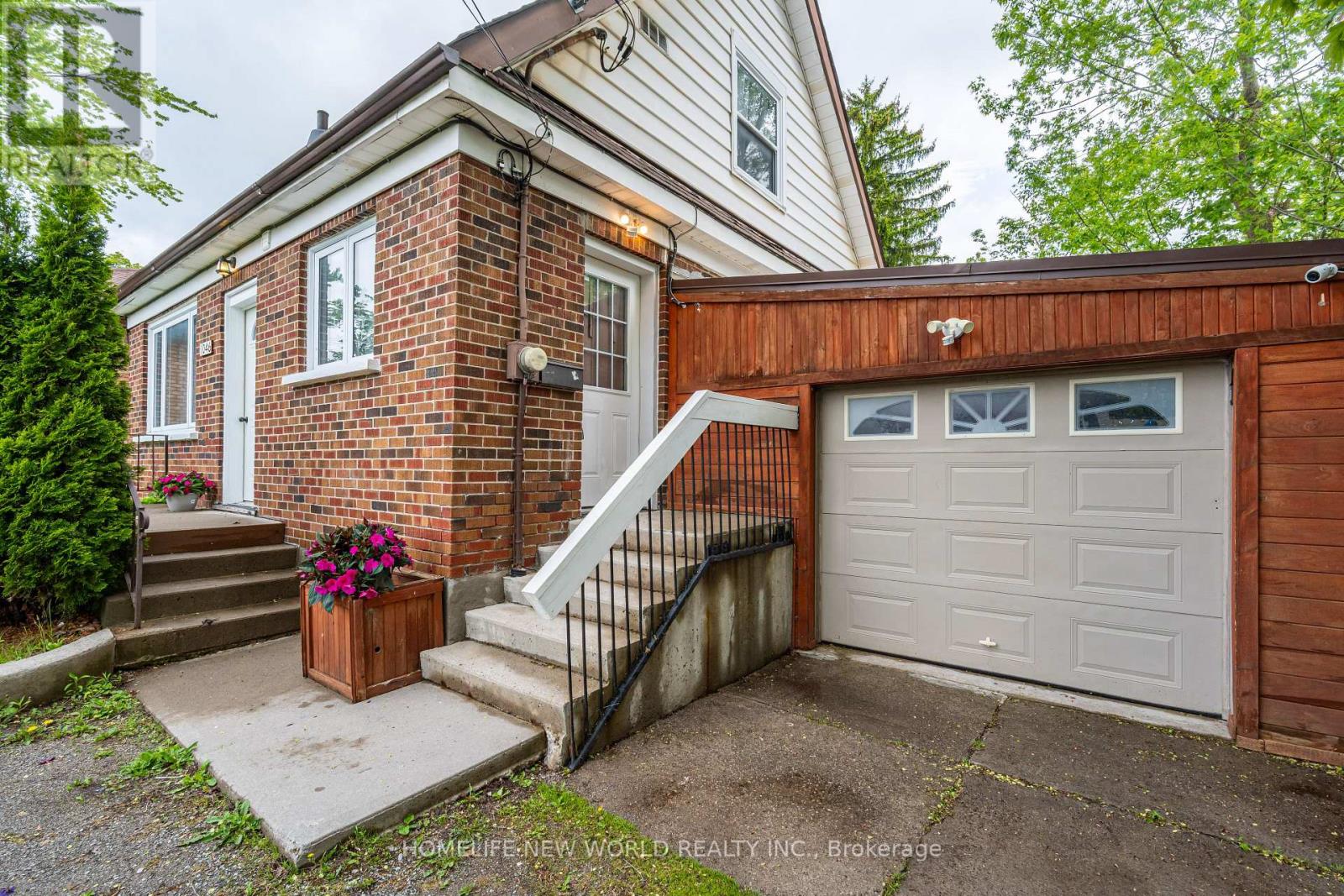 1046 Western Avenue, Peterborough Central (South), Ontario  K9J 5W4 - Photo 3 - X12156851