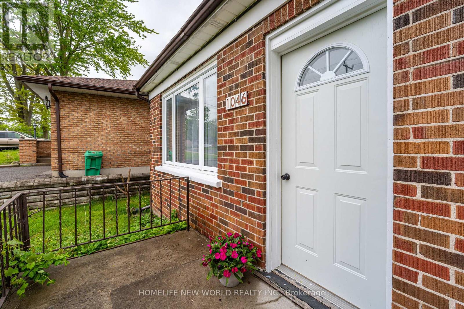 1046 Western Avenue, Peterborough Central (South), Ontario  K9J 5W4 - Photo 4 - X12156851