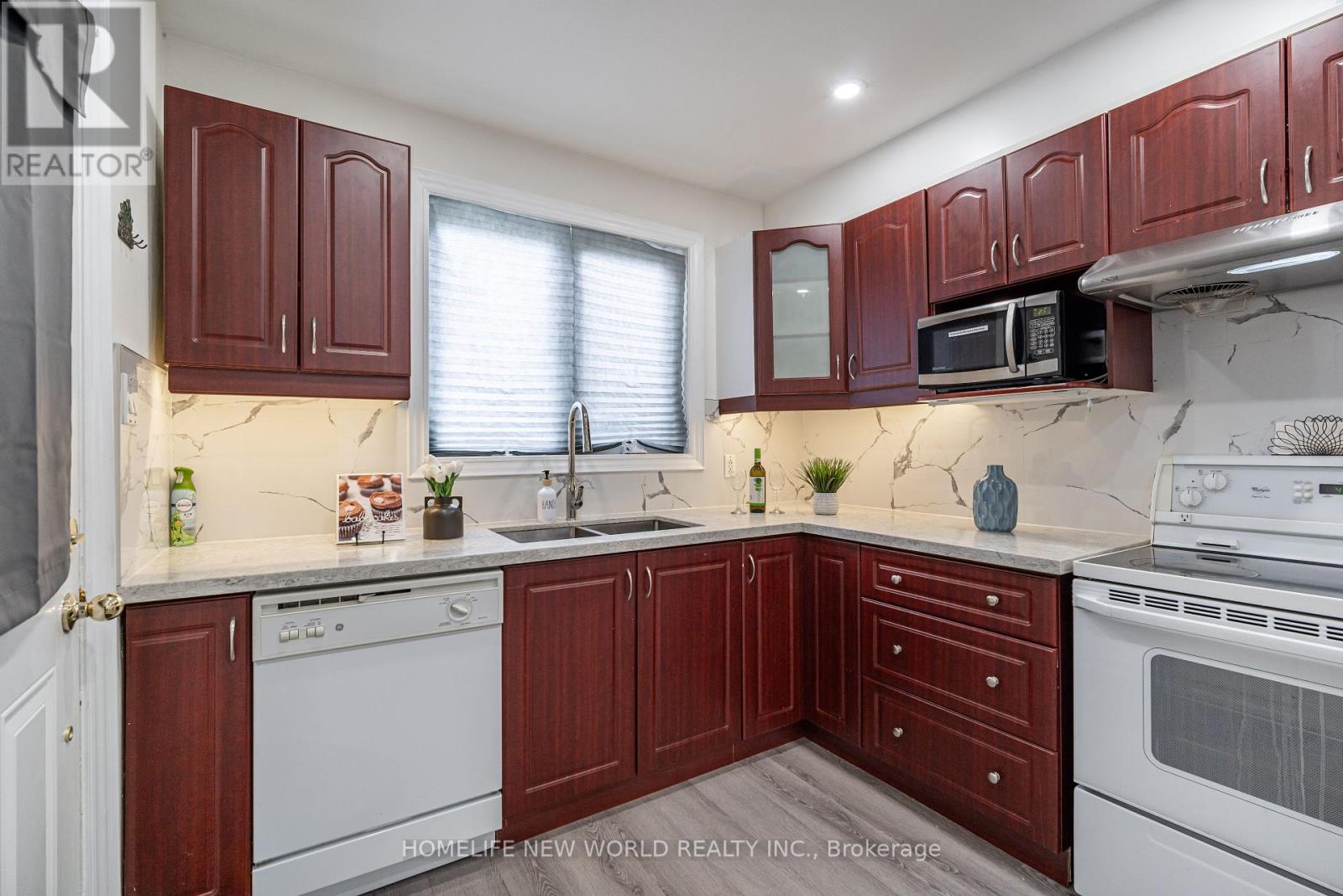 1046 Western Avenue, Peterborough Central (South), Ontario  K9J 5W4 - Photo 8 - X12156851