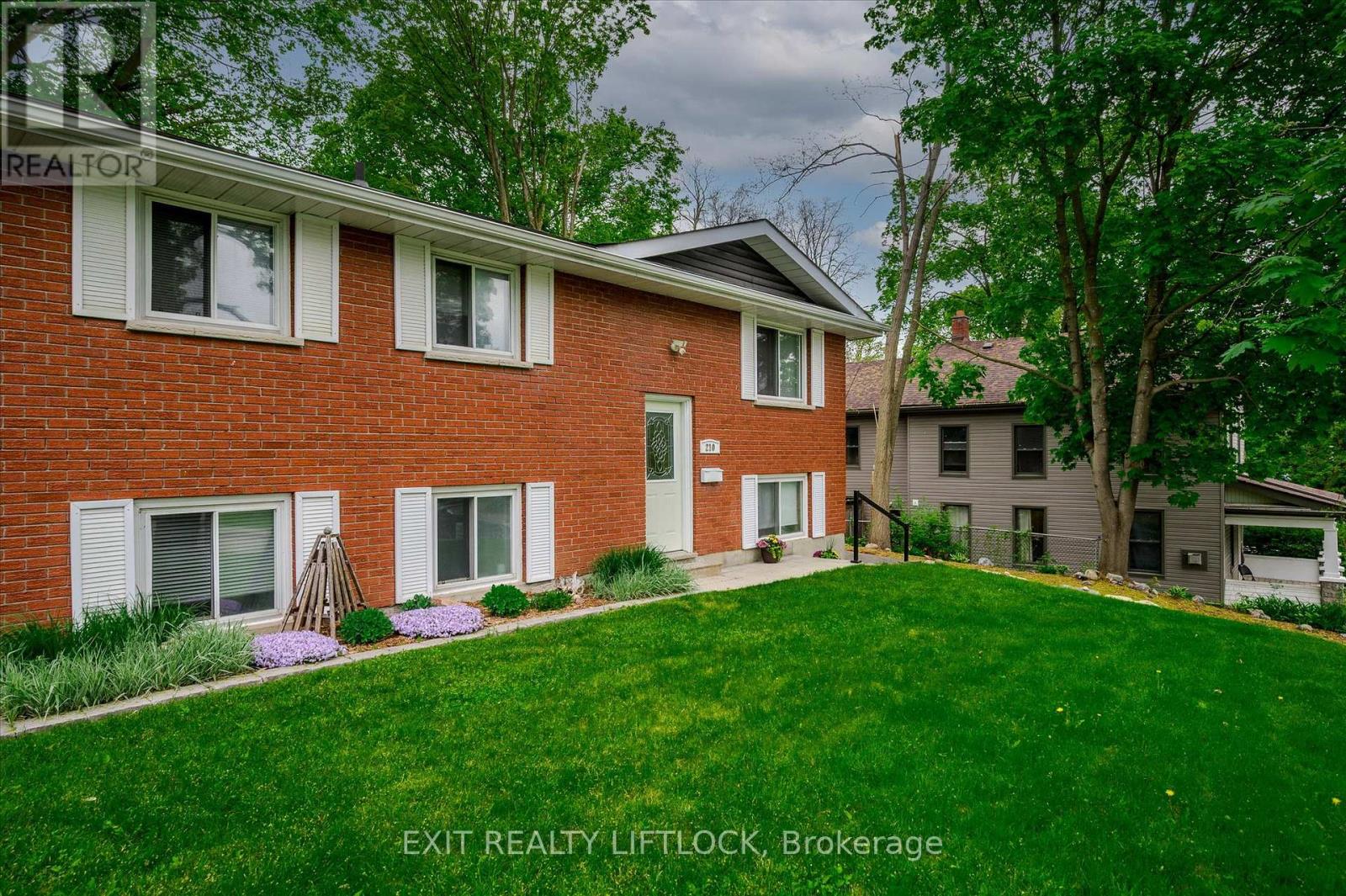 210 Antrim Street, Peterborough Central (North), Ontario  K9H 3G4 - Photo 3 - X12158472