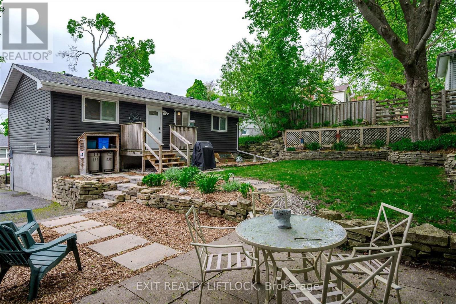 210 Antrim Street, Peterborough Central (North), Ontario  K9H 3G4 - Photo 4 - X12158472