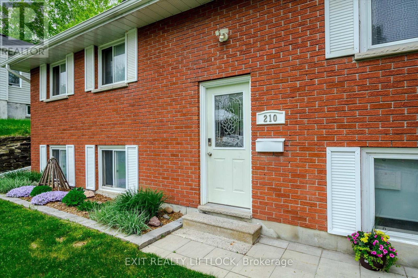 210 Antrim Street, Peterborough Central (North), Ontario  K9H 3G4 - Photo 5 - X12158472