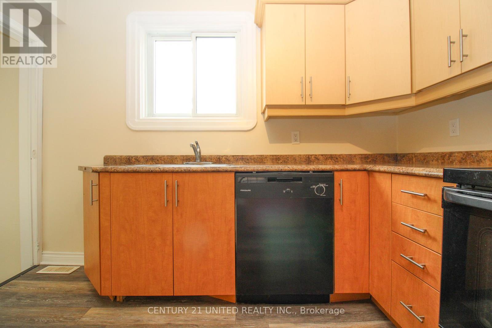 96 Montgomery Street, Peterborough South (West), Ontario  K9J 1W9 - Photo 14 - X12158747