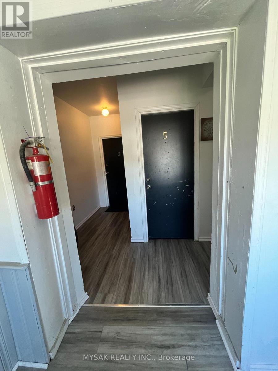 65 Glenelg Street W, Kawartha Lakes (Lindsay), Ontario  K9V 2V5 - Photo 7 - X12158767