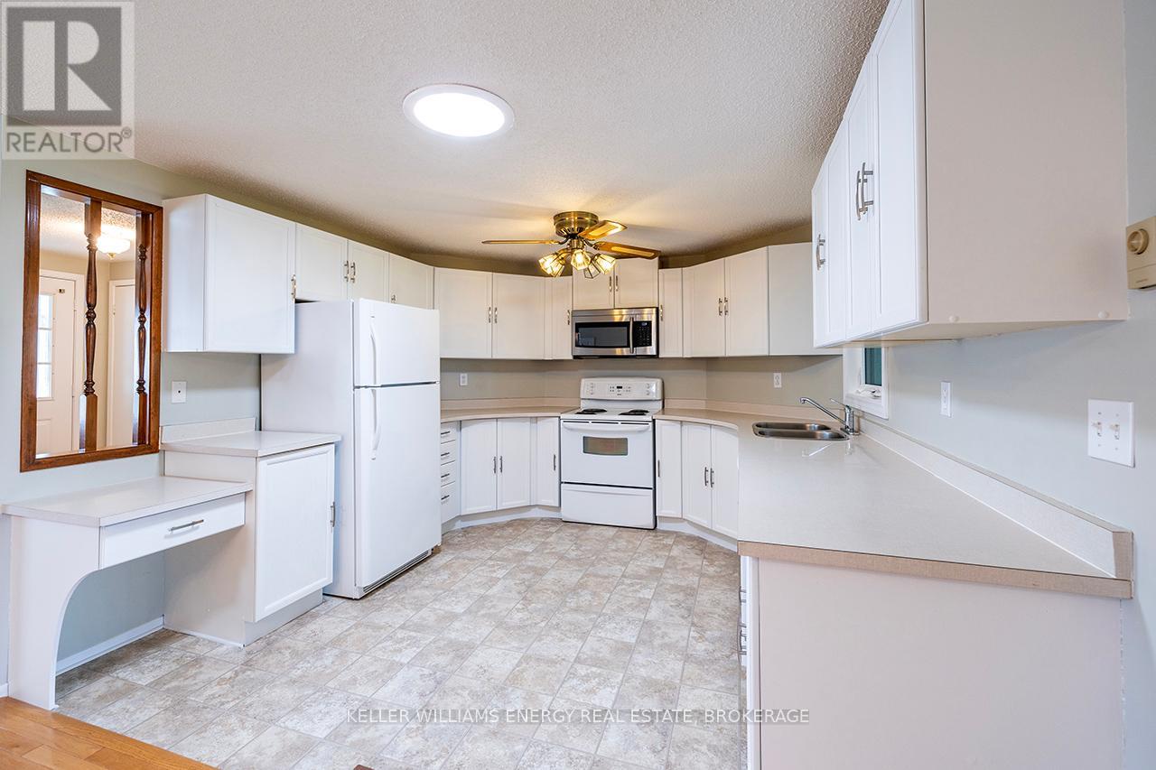 14 Fairway Drive, Clarington (Newcastle), Ontario  L1B 1B3 - Photo 11 - E12160334