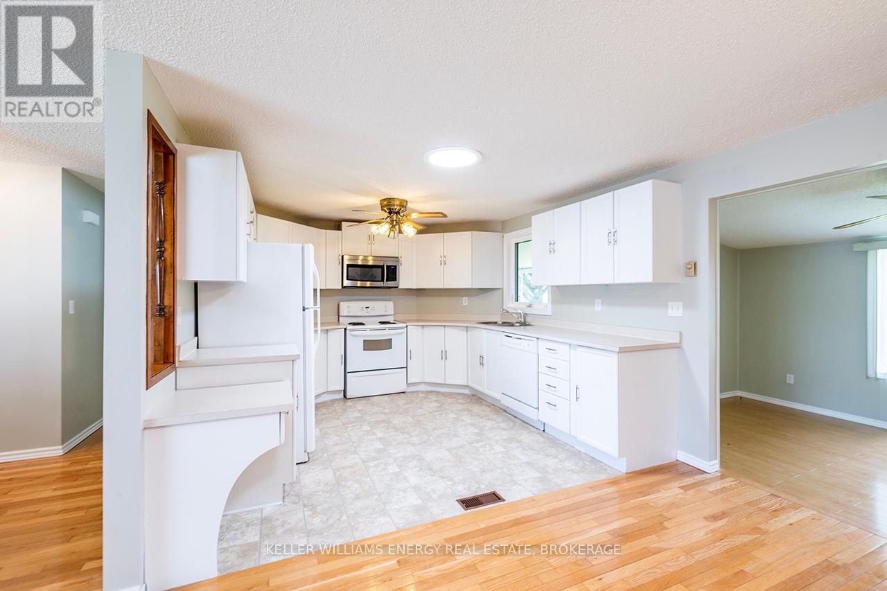 14 Fairway Drive, Clarington (Newcastle), Ontario  L1B 1B3 - Photo 9 - E12160334