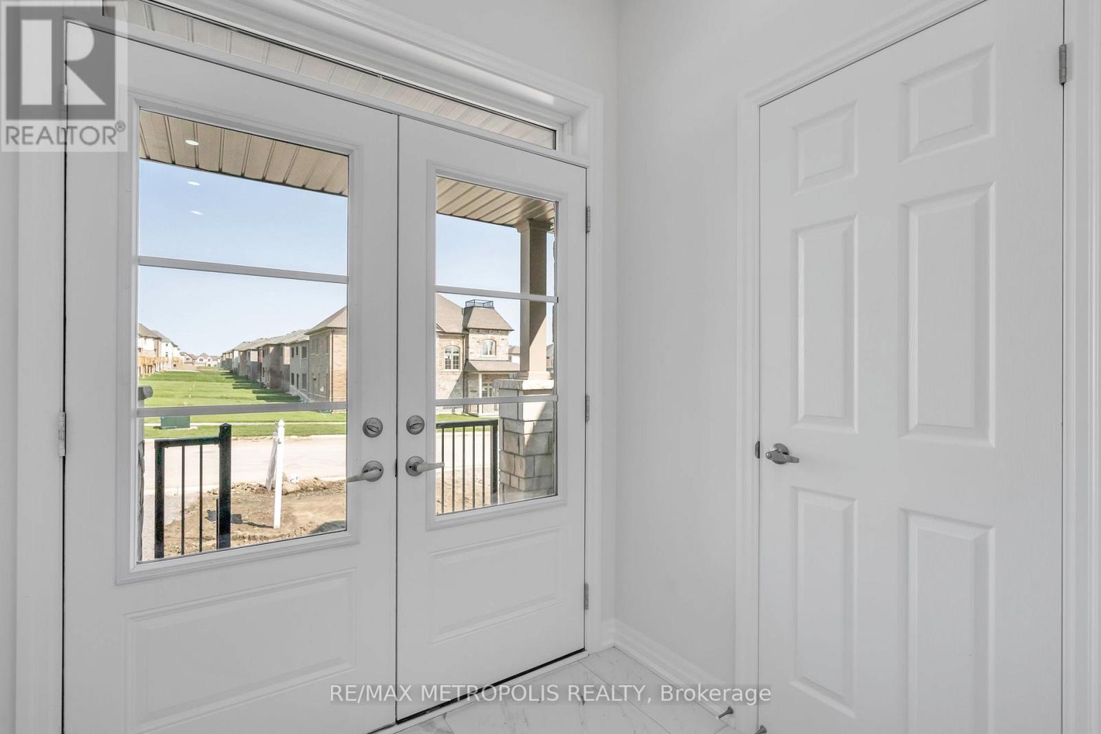 58 Belmont Drive, Clarington (Newcastle), Ontario  L1B 0W8 - Photo 4 - E12160747