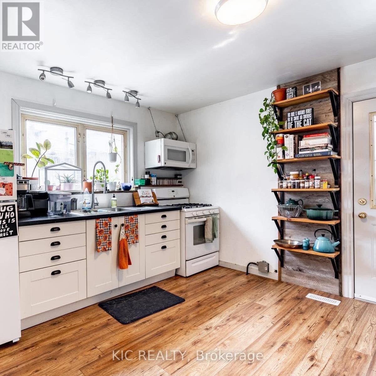 196 Hunter Street E, Peterborough (Ashburnham), Ontario  K9H 1G8 - Photo 6 - X12161358