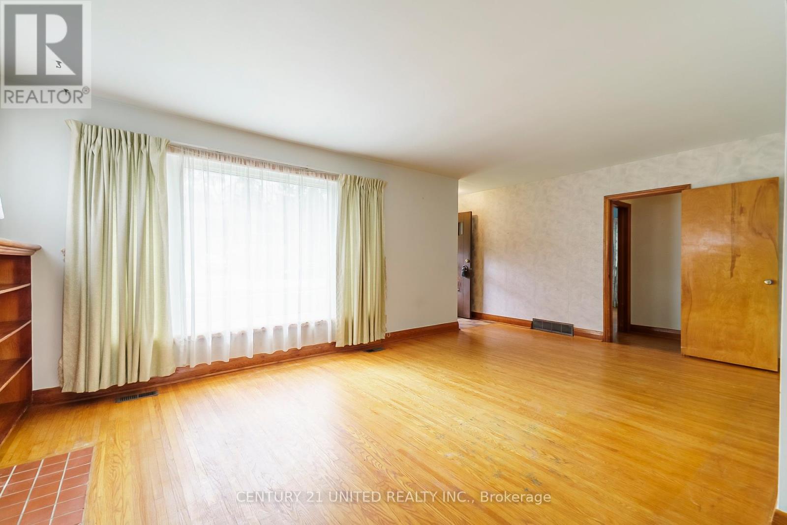 1486 Glencairn Avenue, Peterborough West (North), Ontario  K9J 6S3 - Photo 6 - X12161725