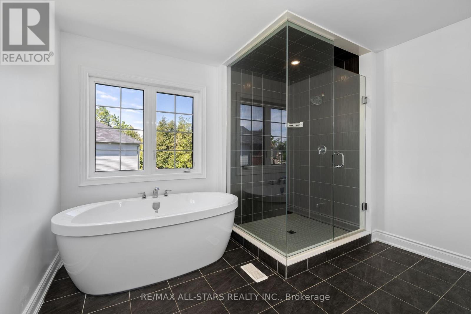 92 Hennessey Crescent, Kawartha Lakes (Lindsay), Ontario  K9V 1P4 - Photo 23 - X12162606