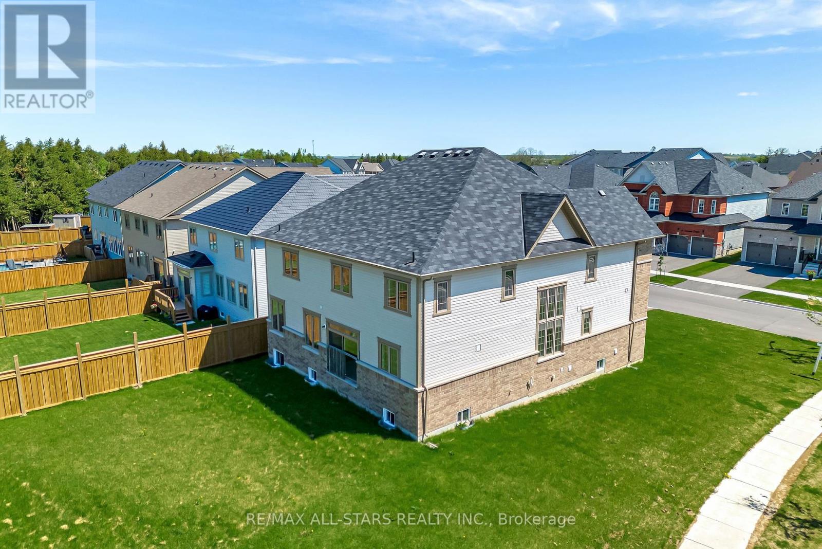 92 Hennessey Crescent, Kawartha Lakes (Lindsay), Ontario  K9V 1P4 - Photo 4 - X12162606