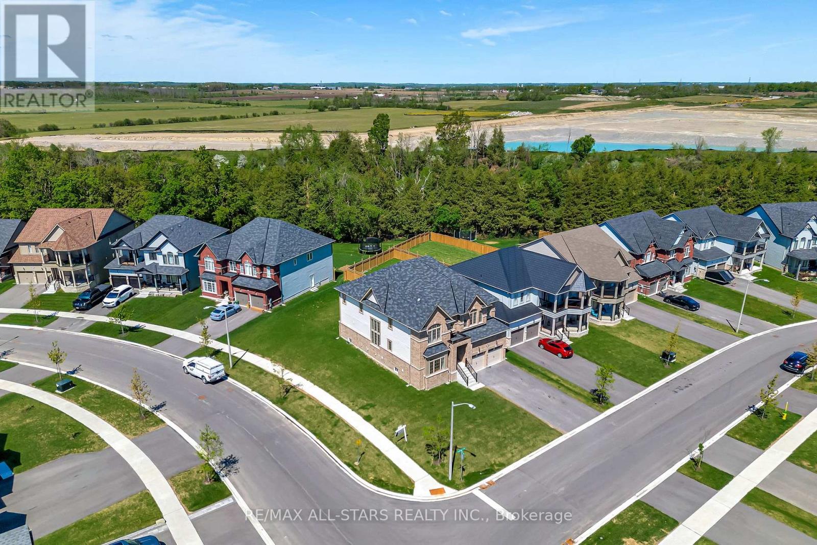 92 Hennessey Crescent, Kawartha Lakes (Lindsay), Ontario  K9V 1P4 - Photo 5 - X12162606