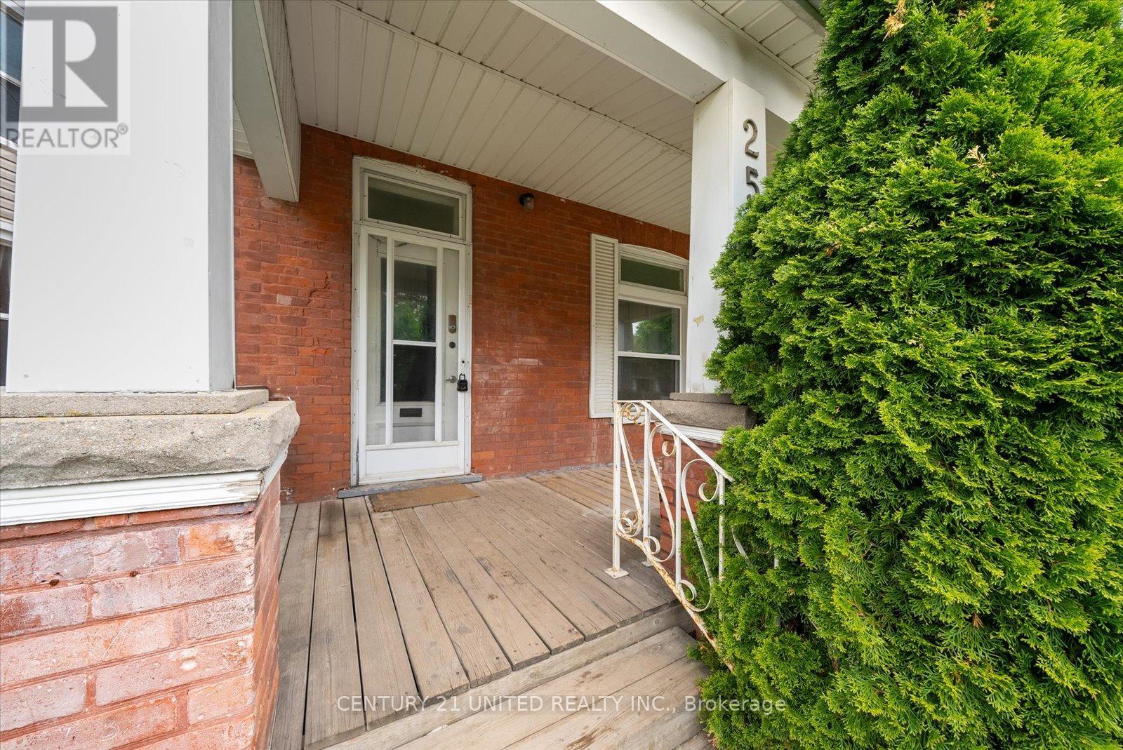 252 London Street, Peterborough Central (North), Ontario  K9H 2Z2 - Photo 3 - X12162896
