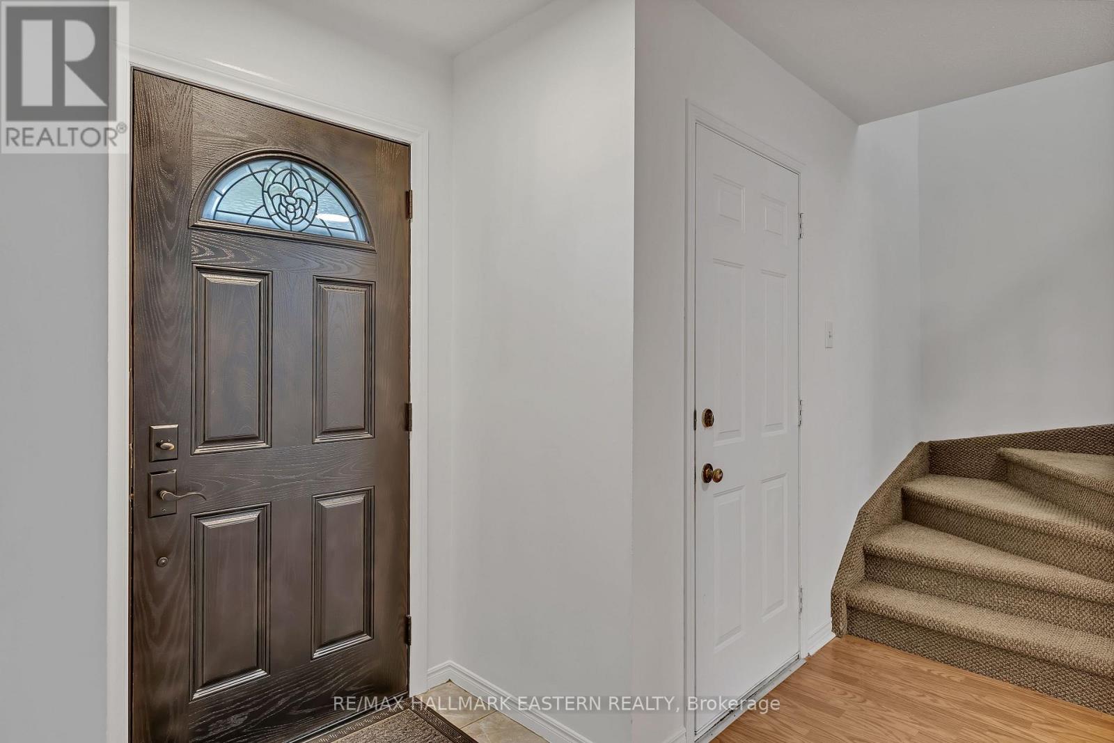 1118 Huntington Circle, Peterborough West (South), Ontario  K9K 2A8 - Photo 4 - X12163519