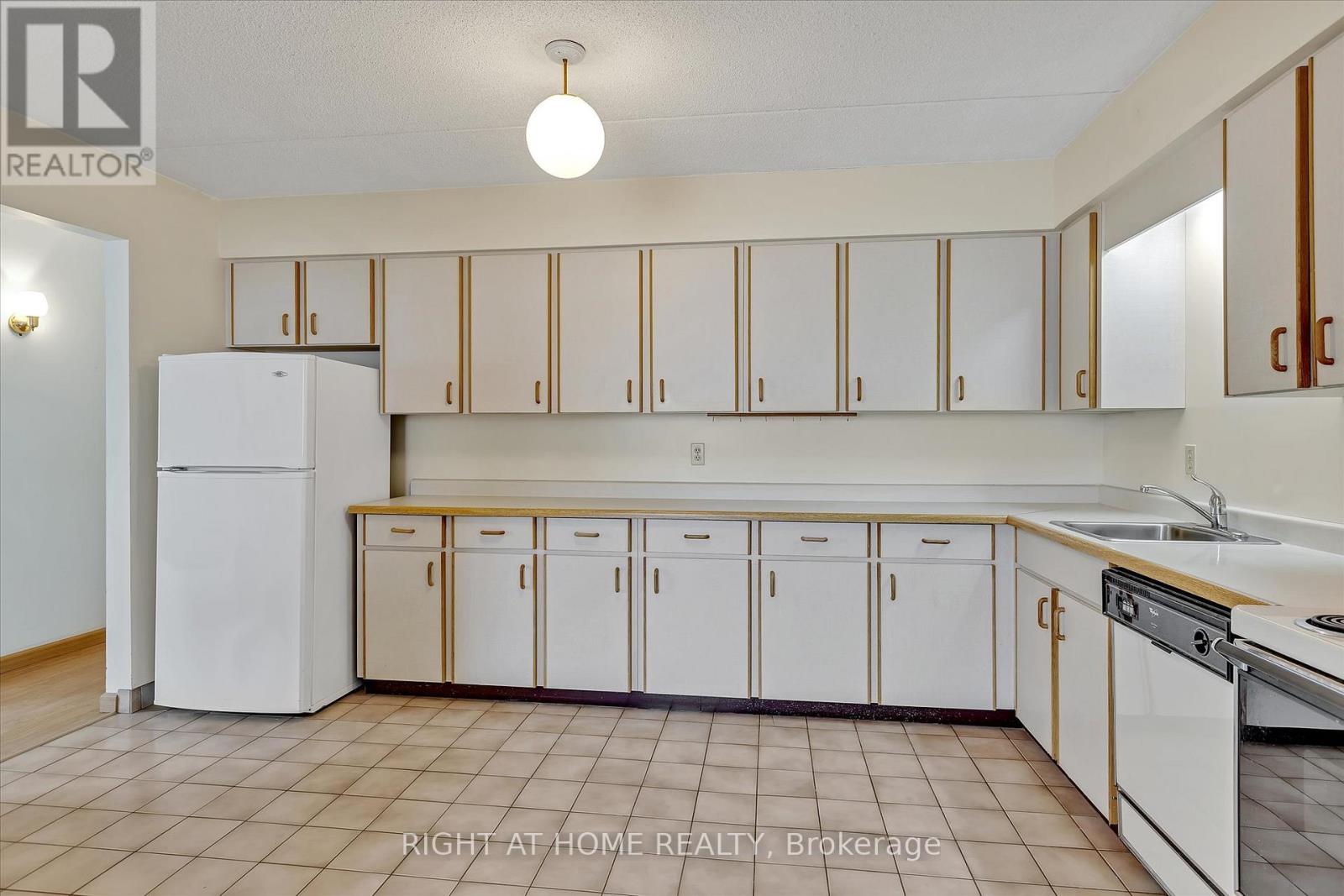208 - 795 Sherbrooke Street, Peterborough West (North), Ontario  K9J 2R2 - Photo 20 - X12165777