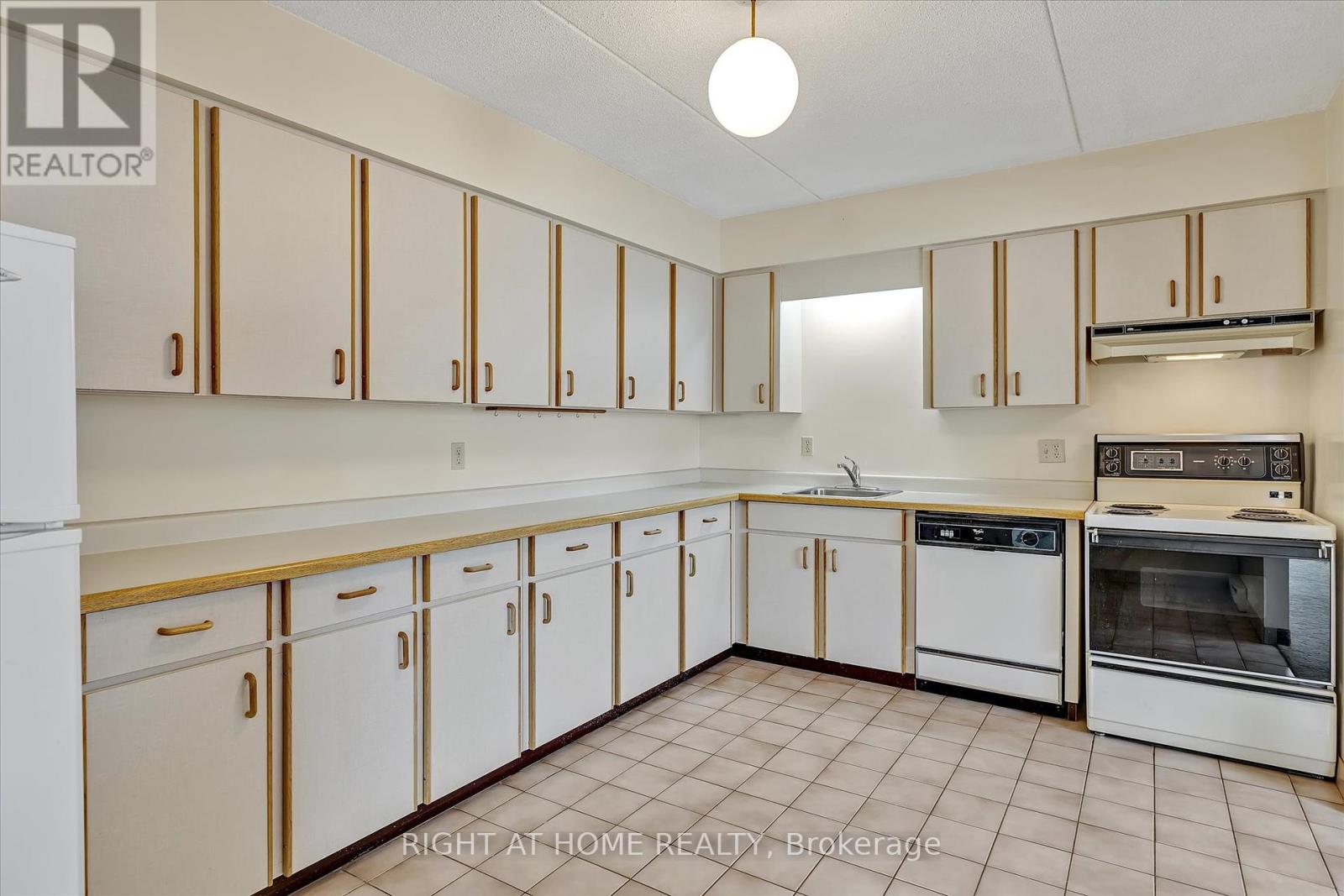 208 - 795 Sherbrooke Street, Peterborough West (North), Ontario  K9J 2R2 - Photo 21 - X12165777