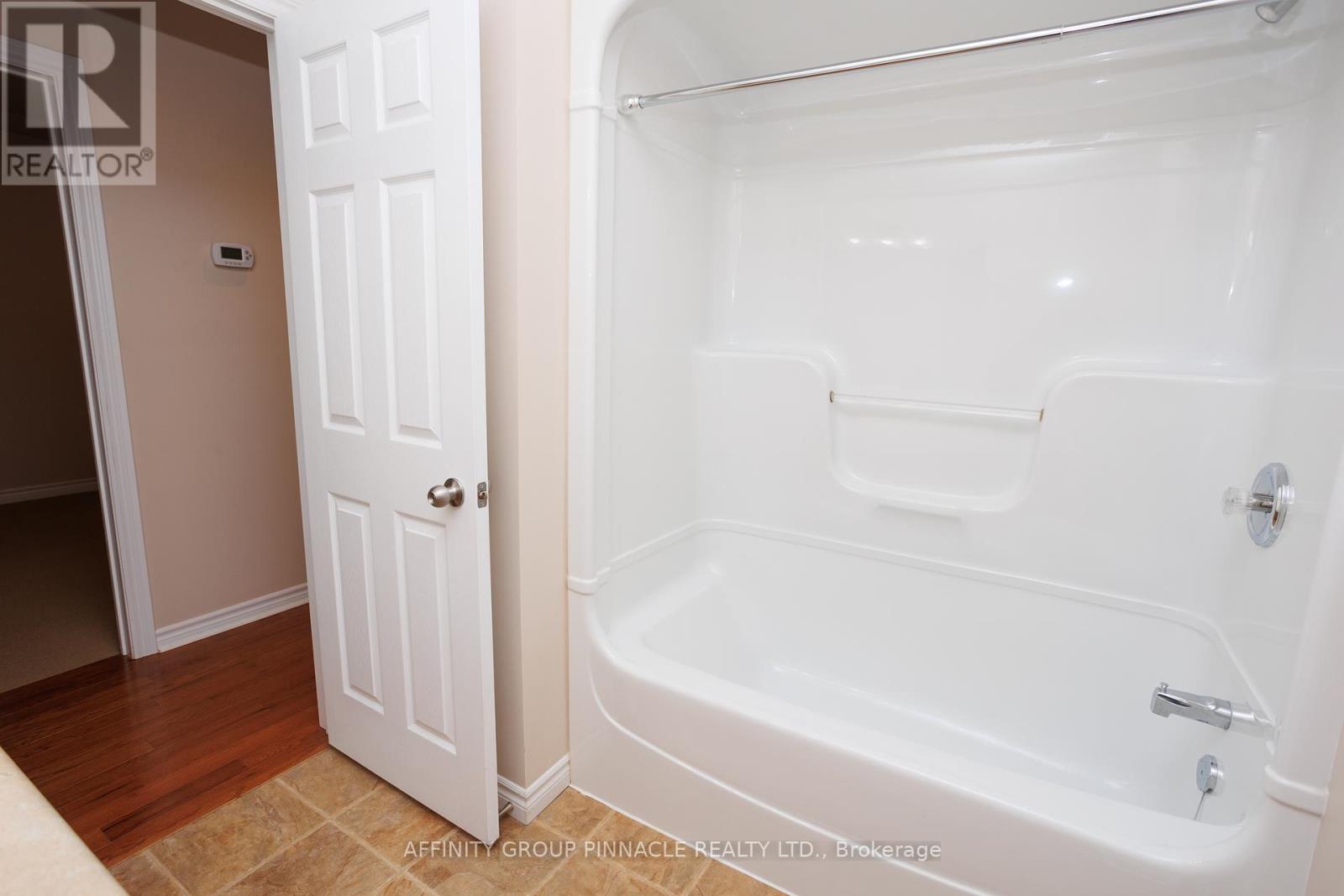 10 Champlain Boulevard, Kawartha Lakes (Lindsay), Ontario  K9V 0H9 - Photo 18 - X12168463