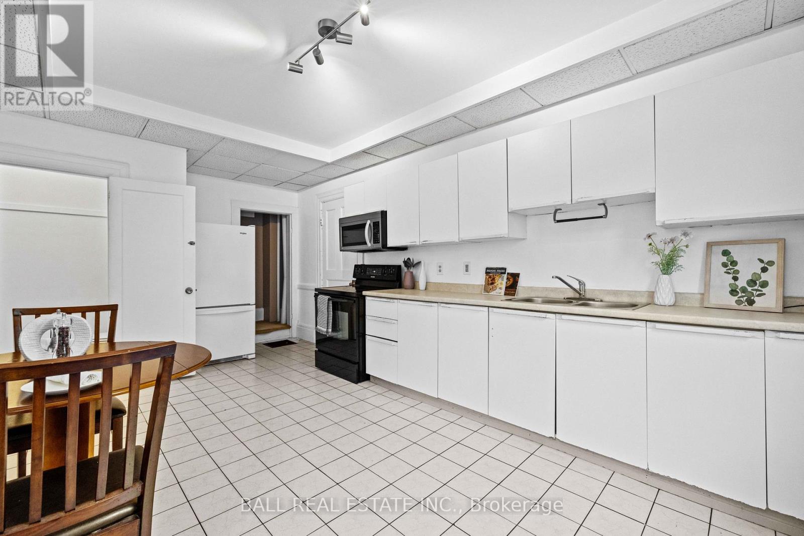 78 Mcdonnel Street, Peterborough Central (North), Ontario  K9H 2V7 - Photo 8 - X12168801