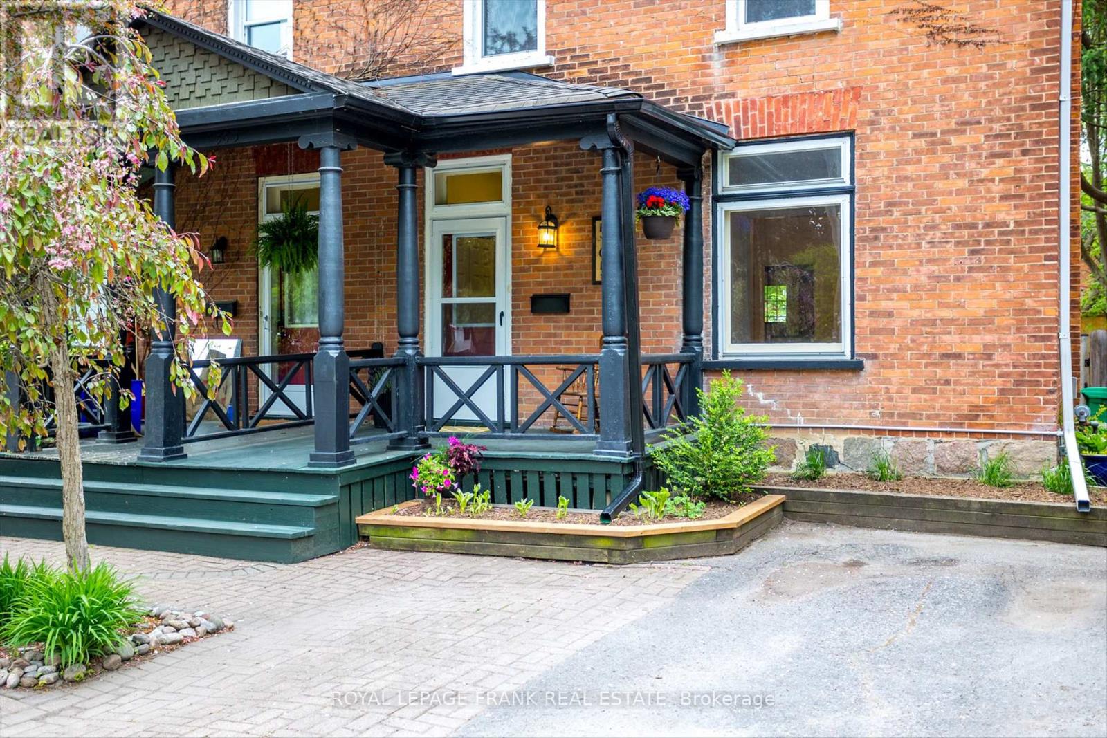 565 Gilmour Street, Peterborough Central (Old West End), Ontario  K9H 2K3 - Photo 2 - X12169748