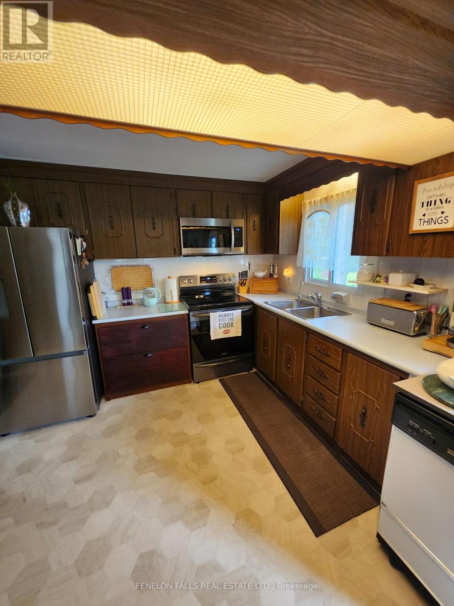 2 Park Crescent, Kawartha Lakes (Lindsay), Ontario  K9V 0H5 - Photo 10 - X12171784