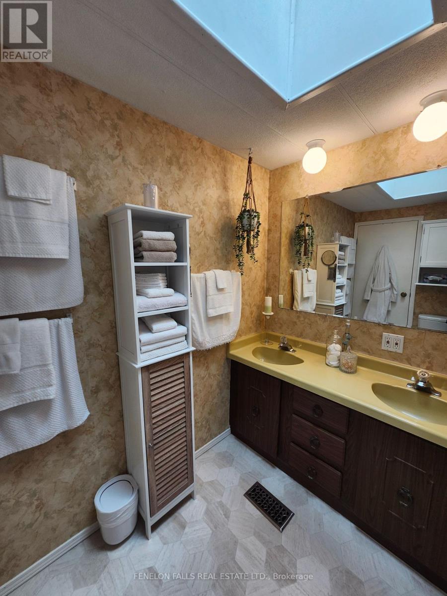 2 Park Crescent, Kawartha Lakes (Lindsay), Ontario  K9V 0H5 - Photo 14 - X12171784