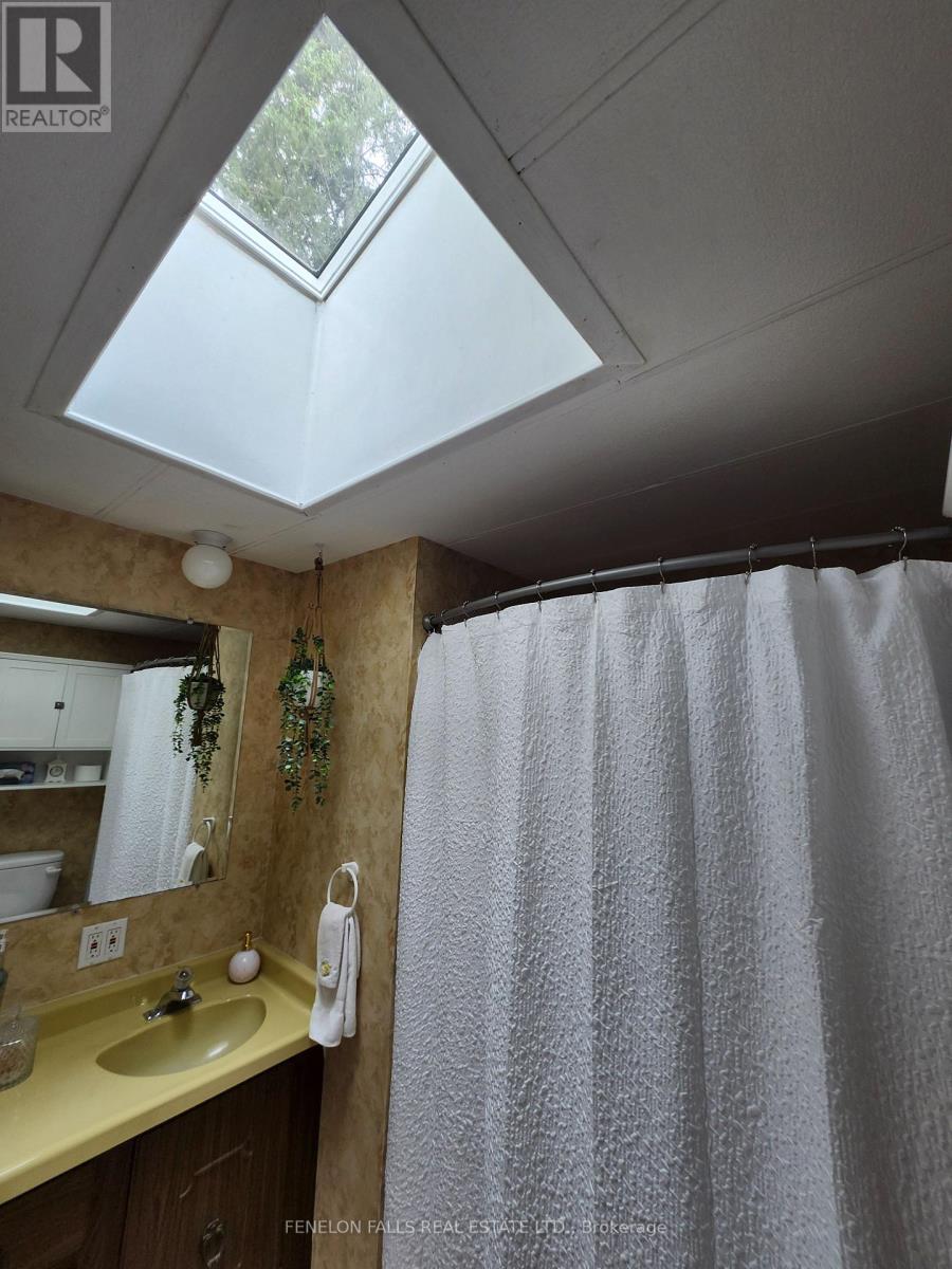 2 Park Crescent, Kawartha Lakes (Lindsay), Ontario  K9V 0H5 - Photo 16 - X12171784
