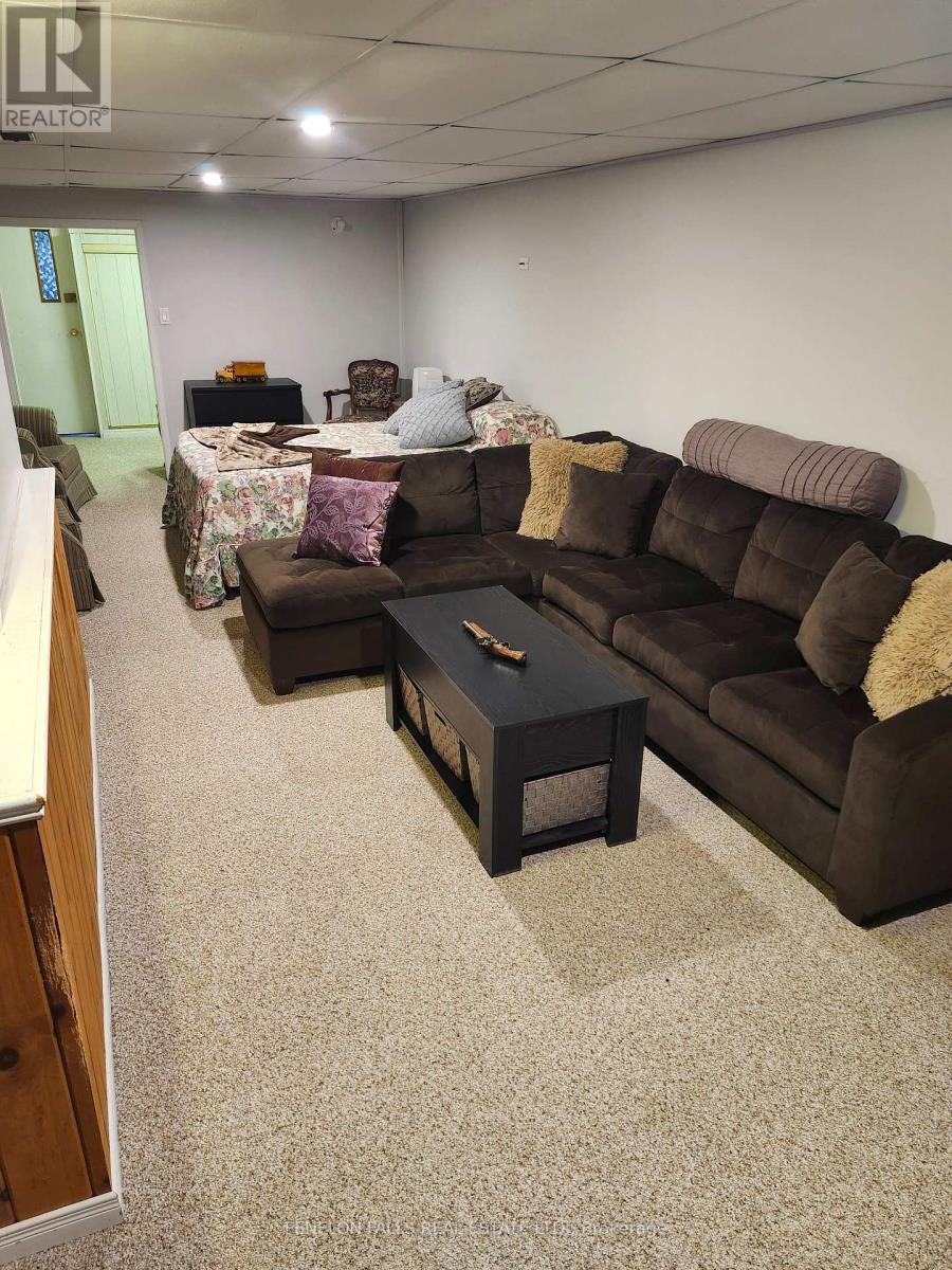 2 Park Crescent, Kawartha Lakes (Lindsay), Ontario  K9V 0H5 - Photo 18 - X12171784