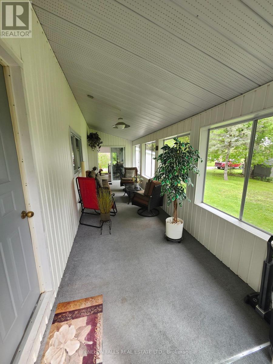 2 Park Crescent, Kawartha Lakes (Lindsay), Ontario  K9V 0H5 - Photo 24 - X12171784