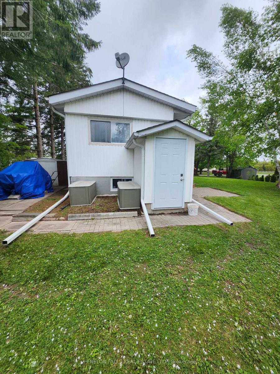 2 Park Crescent, Kawartha Lakes (Lindsay), Ontario  K9V 0H5 - Photo 26 - X12171784