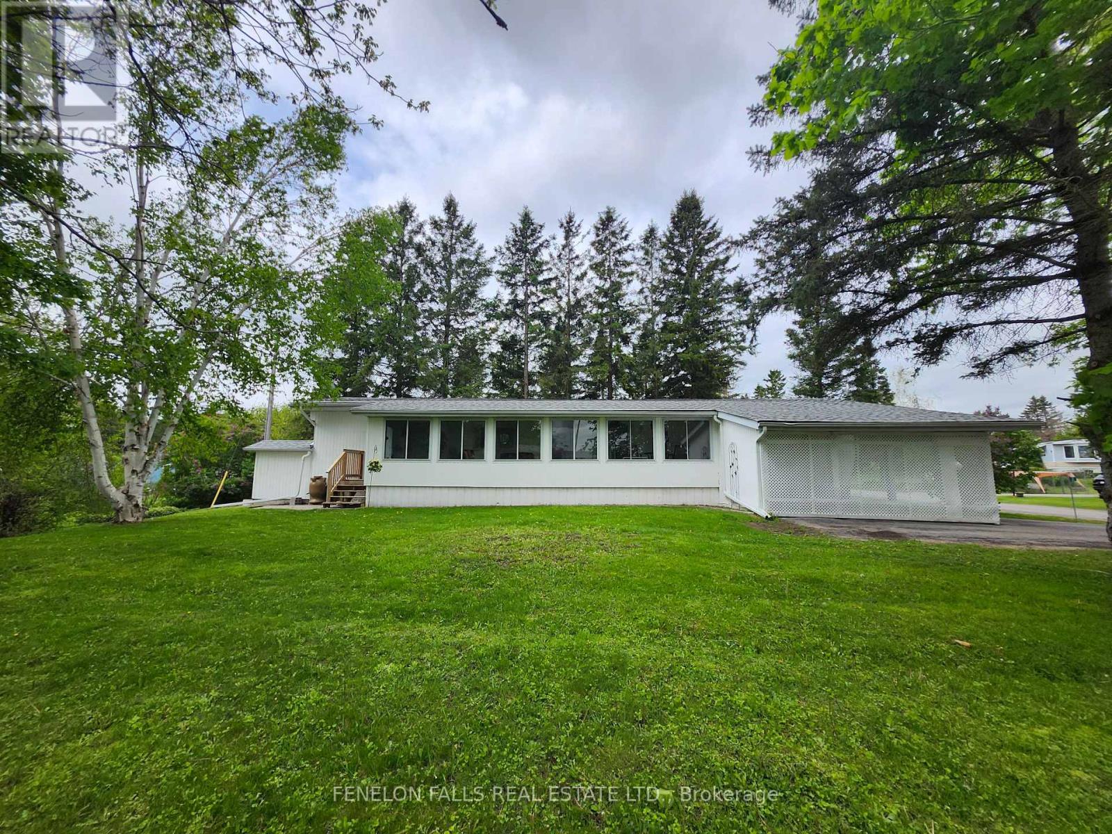 2 Park Crescent, Kawartha Lakes (Lindsay), Ontario  K9V 0H5 - Photo 3 - X12171784