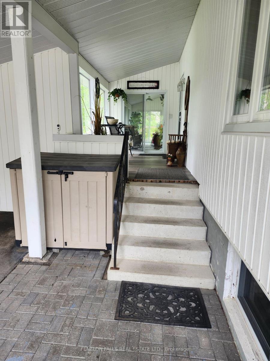 2 Park Crescent, Kawartha Lakes (Lindsay), Ontario  K9V 0H5 - Photo 5 - X12171784