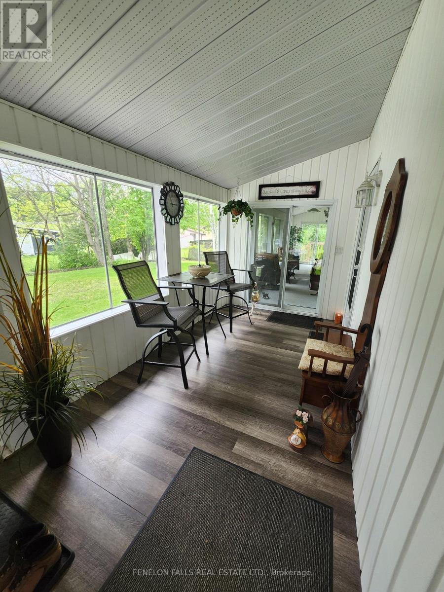 2 Park Crescent, Kawartha Lakes (Lindsay), Ontario  K9V 0H5 - Photo 6 - X12171784