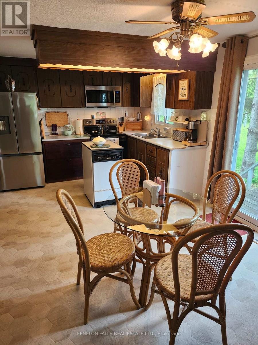 2 Park Crescent, Kawartha Lakes (Lindsay), Ontario  K9V 0H5 - Photo 9 - X12171784