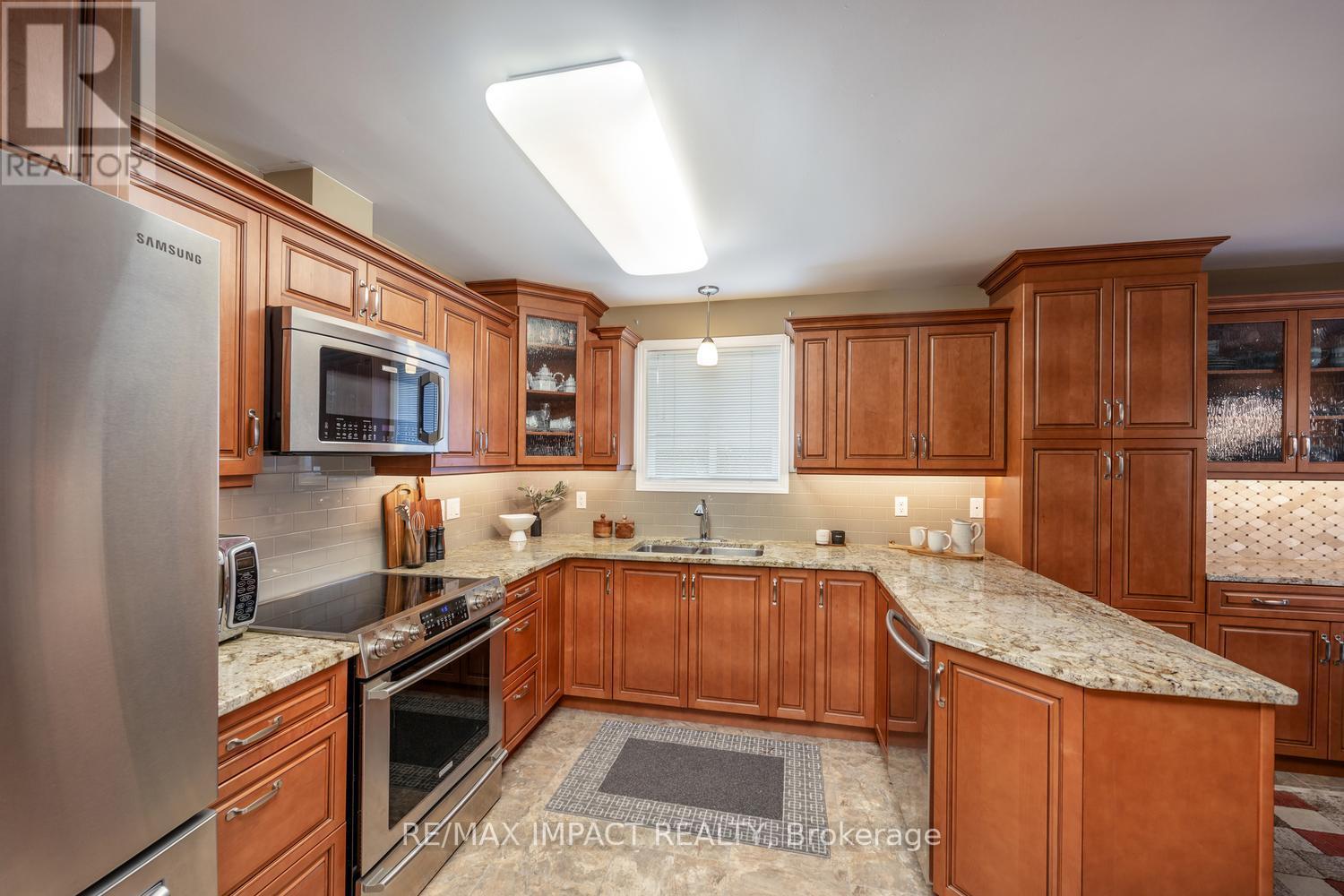 9 Samuel Place, Kawartha Lakes (Lindsay), Ontario  K9V 6B9 - Photo 10 - X12172487