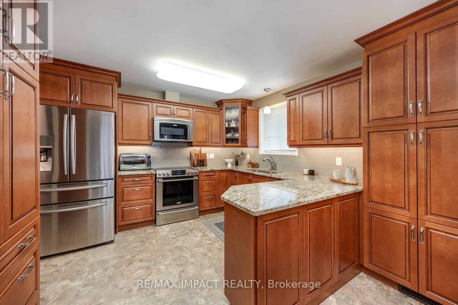 9 Samuel Place, Kawartha Lakes (Lindsay), Ontario  K9V 6B9 - Photo 9 - X12172487