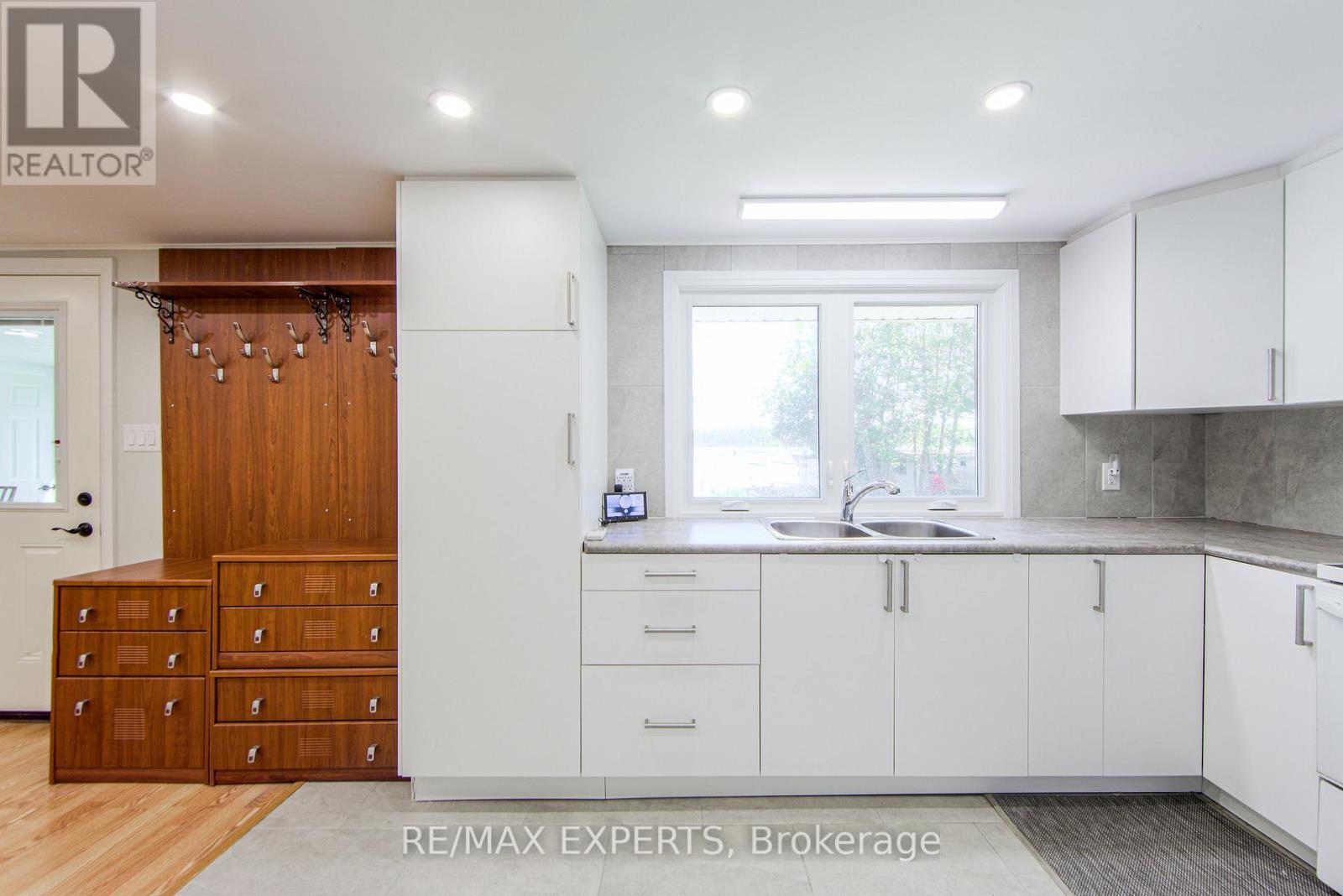 24 Riverside Drive, Kawartha Lakes (Ops), Ontario  K9V 0H6 - Photo 30 - X12175758