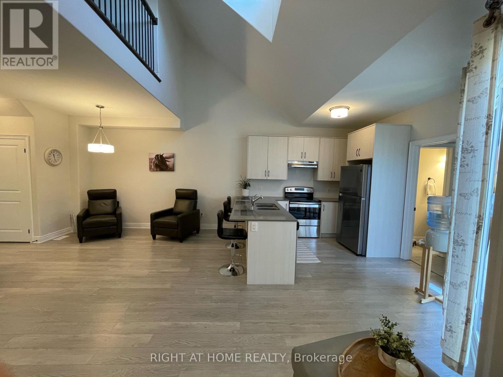 292 Noftall Gardens, Peterborough (Northcrest), Ontario  K9H 0G4 - Photo 11 - X12177344