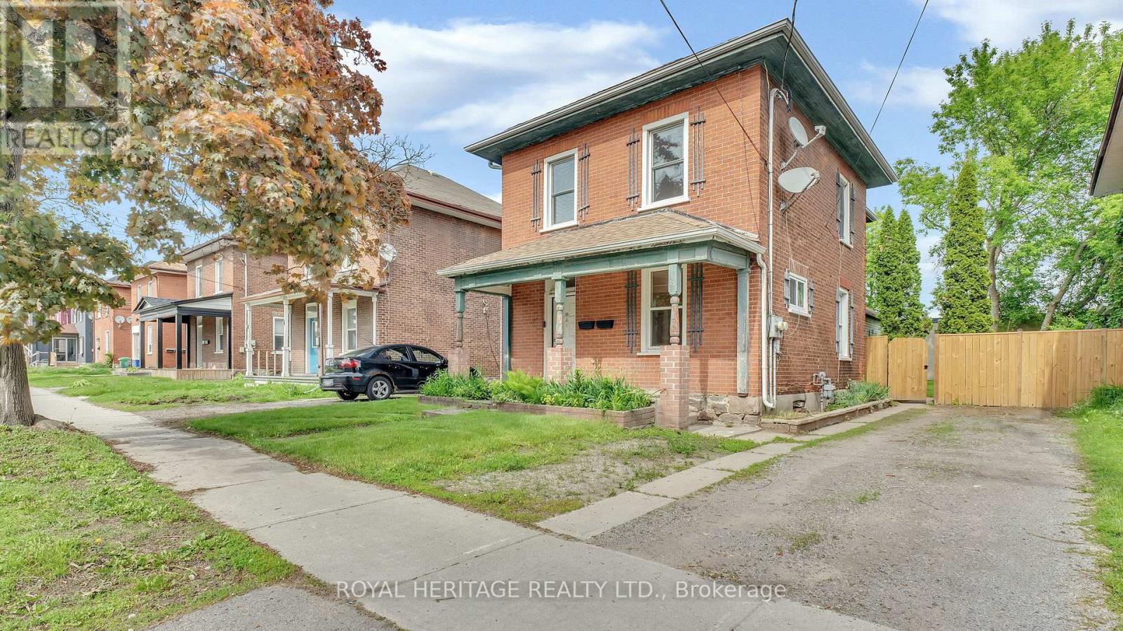 88 Aylmer Street N, Peterborough Central (South), Ontario  K9J 3J5 - Photo 4 - X12178012