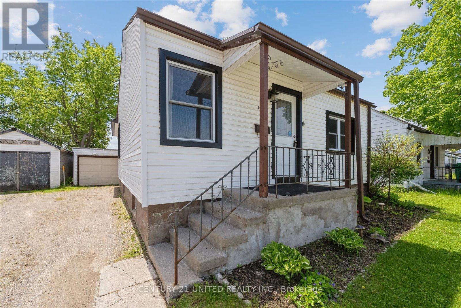 743 St Marys Street, Peterborough Central (South), Ontario  K9J 4H1 - Photo 5 - X12178487